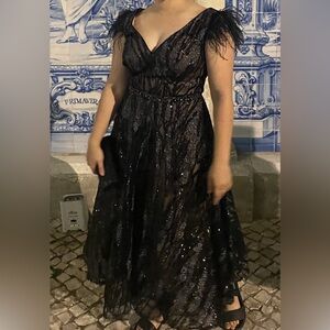 EUC Mac Duggal Feather Sleeve Midi Dress